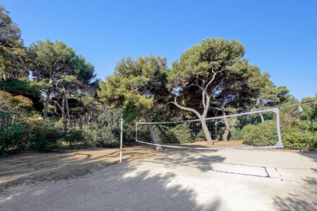 Appartement En Residence Privee, Face A La Mer Avec Acces Direct Plage Йер Экстерьер фото