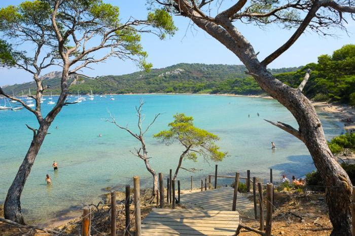 Appartement En Residence Privee, Face A La Mer Avec Acces Direct Plage Йер Экстерьер фото